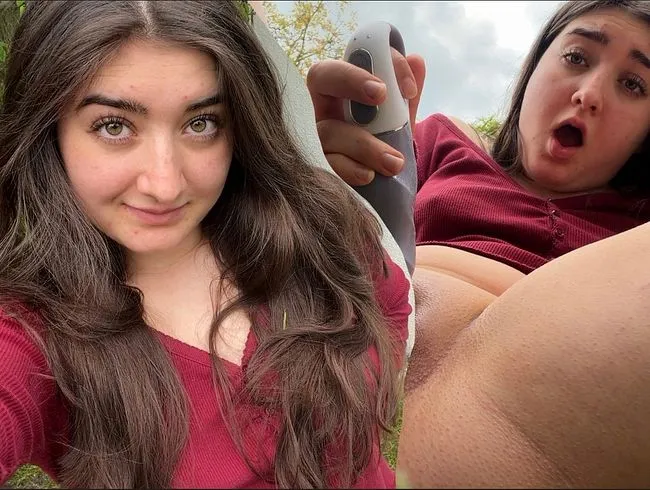 Nachbarn beim Kaffeekränzchen gestört? Ich ficke meine Pussy im Garten & squirte!!