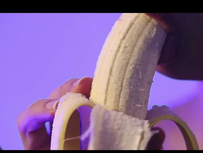Ich suche Bananen für meine rote Erdbeere, genieße jedes Stück davon